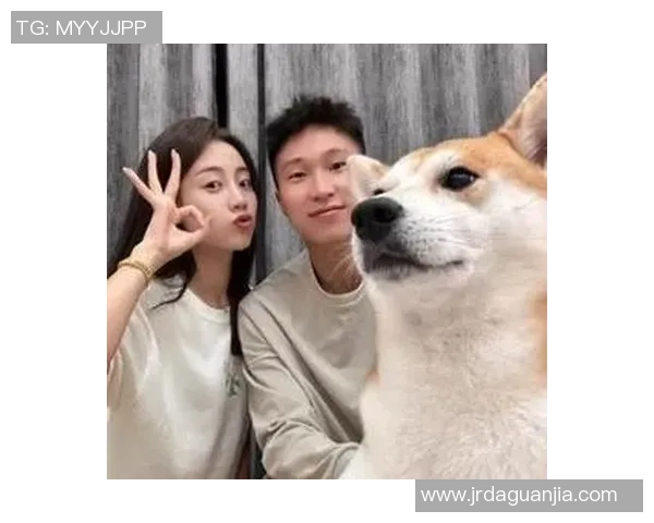 足球球星与娇妻甜蜜合照曝光二人温馨瞬间引发粉丝热议