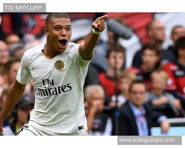 足球球星珍贵手稿揭示赛场背后心路历程与荣耀记忆