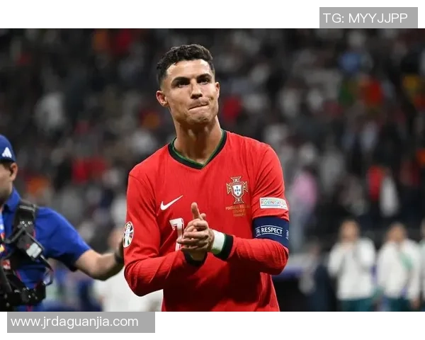 足球球星经典照片卡集珍藏版揭晓各大球星精彩瞬间与独特风采