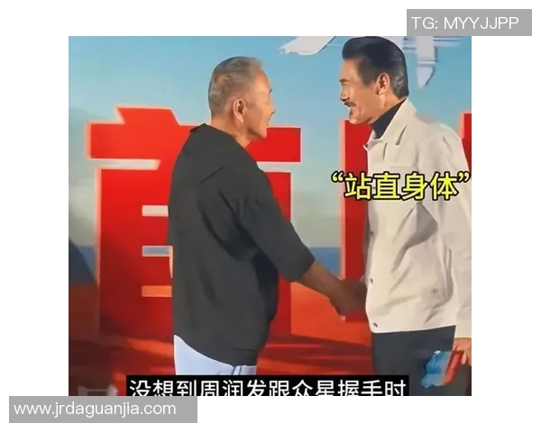 足球球星鞠躬视频引发热议展现谦逊风度与职业精神的完美时刻