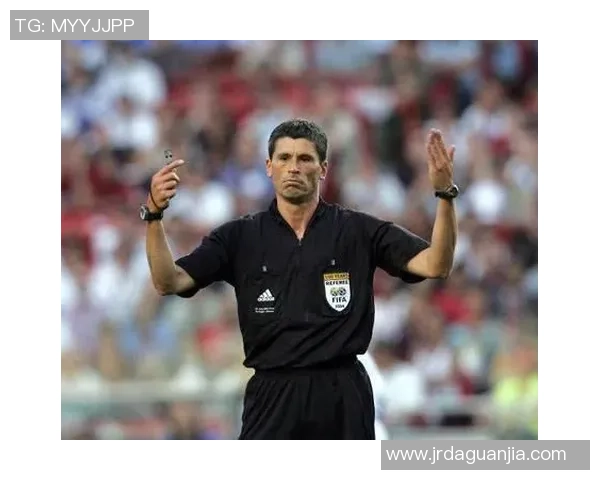 足球界十大名哨球星盘点 他们如何成为绿茵场上的权威判官