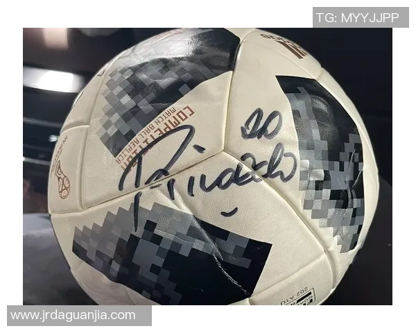 蹲足球球星签名背后的故事与收藏热潮揭秘